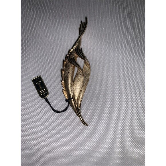 Vintage Trifari Gold Tone Pin Brooch Feather, Grass Shape New With Tag MadeUSA - Picture 11 of 12